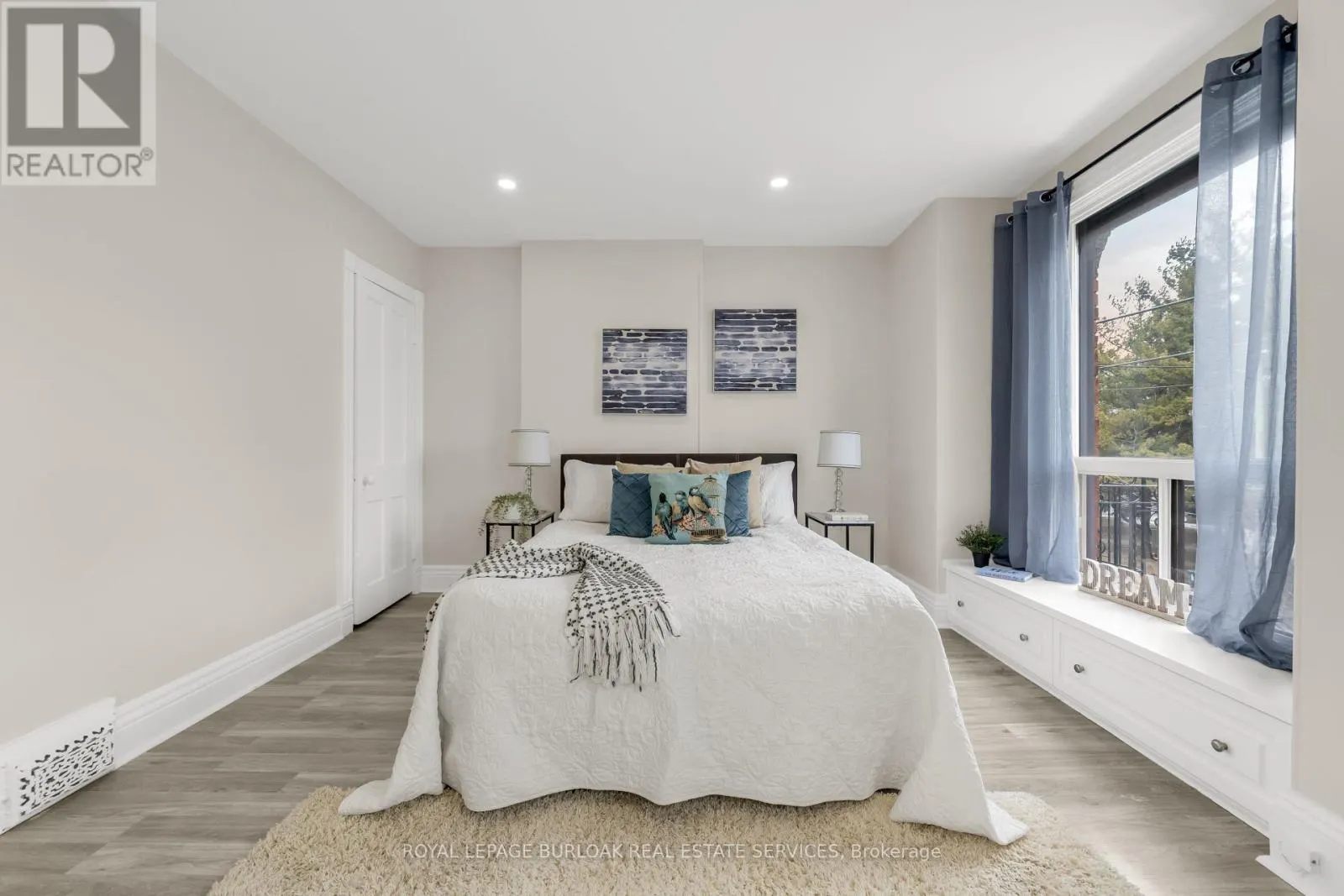 16 MURRAY STREET E