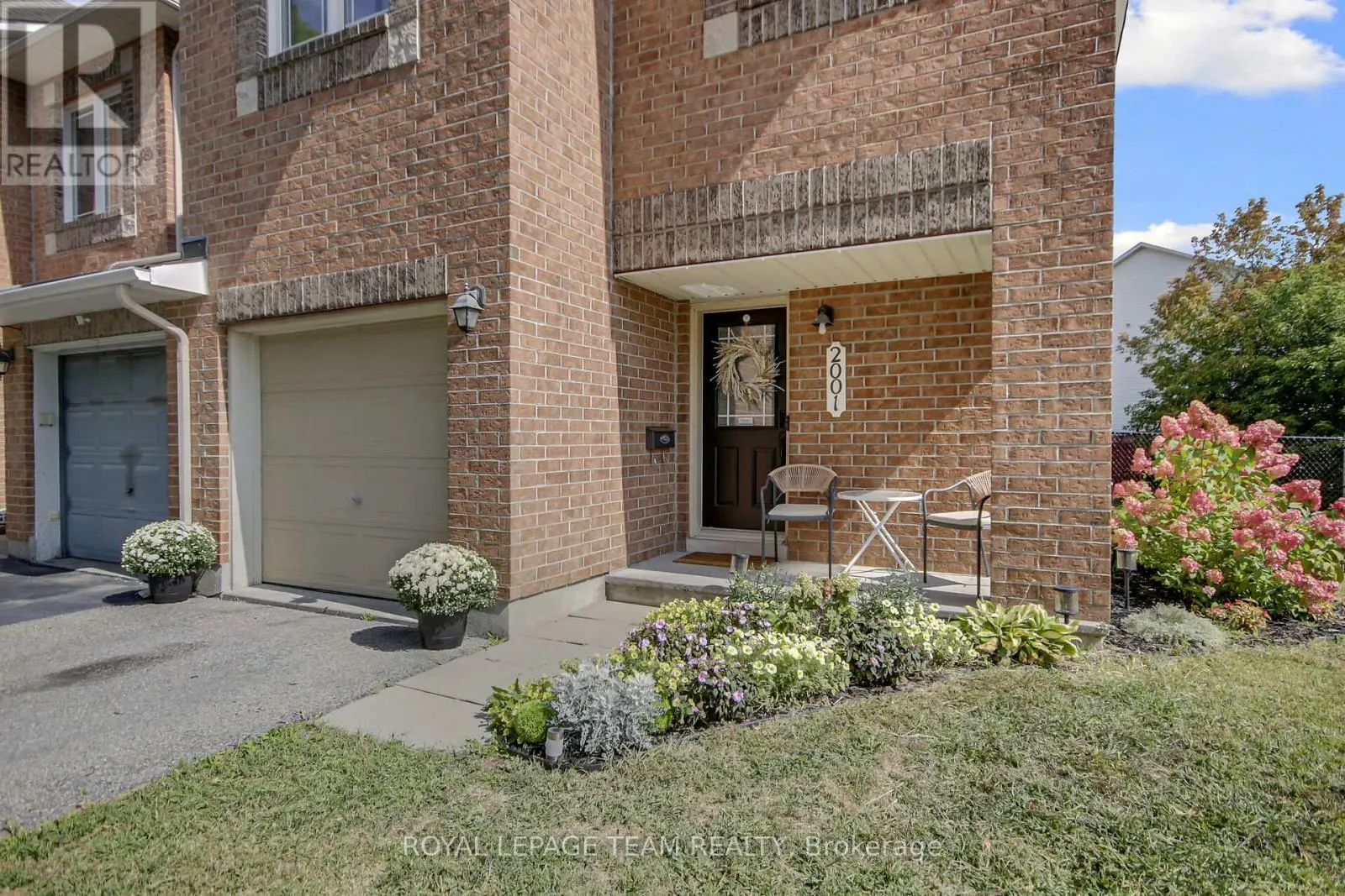 2001 DUNOLLIE CRESCENT