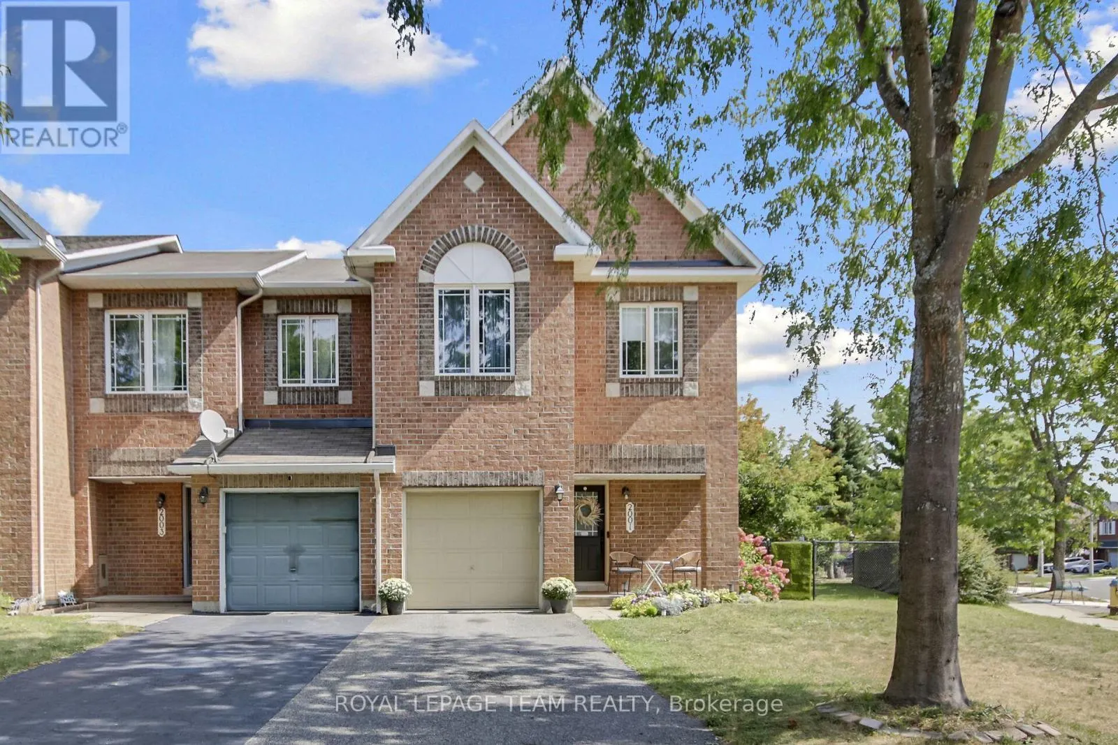 2001 DUNOLLIE CRESCENT