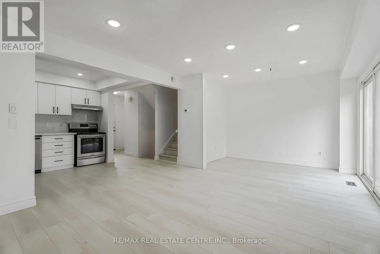 1 - 125 SEKURA CRESCENT