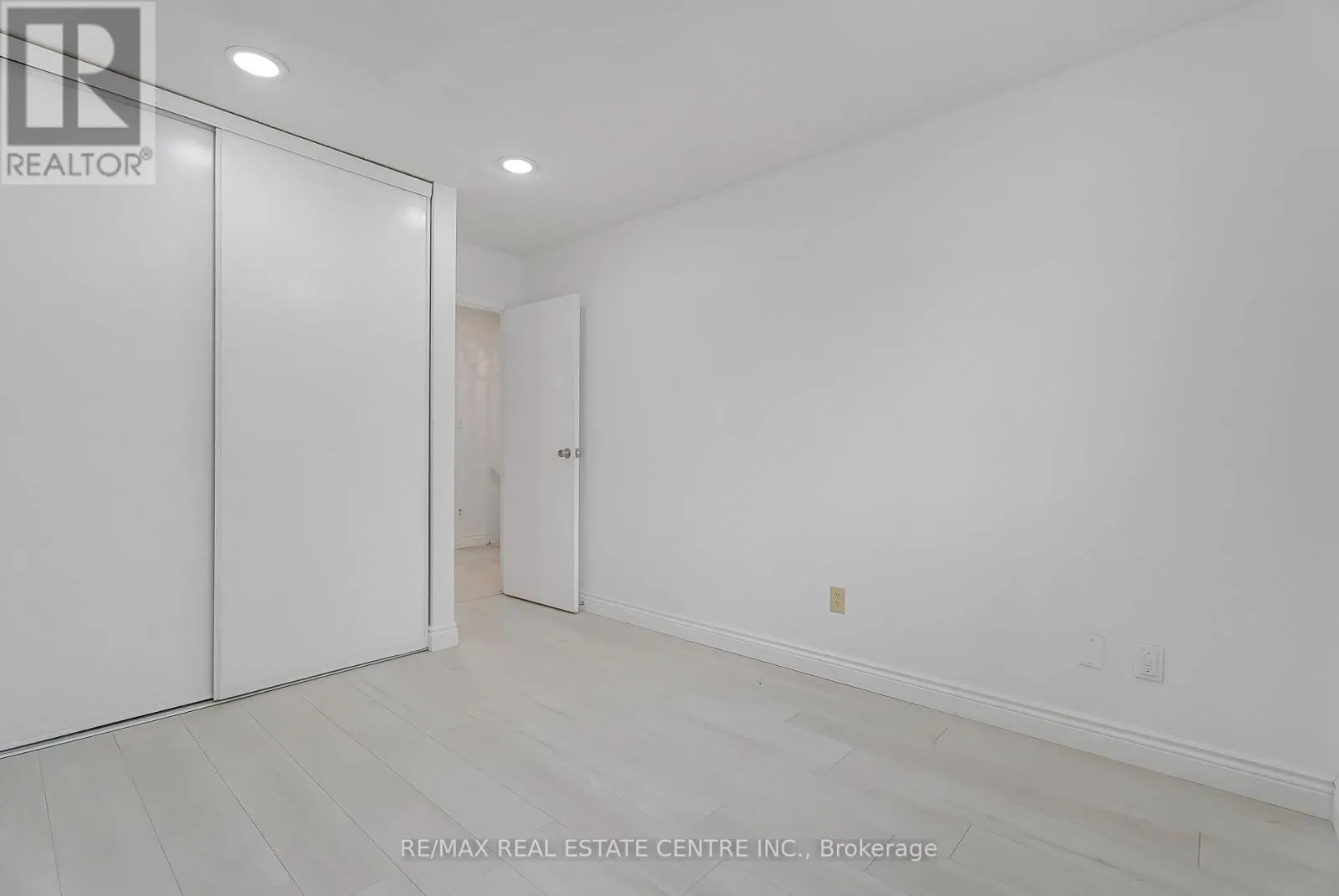1 - 125 SEKURA CRESCENT