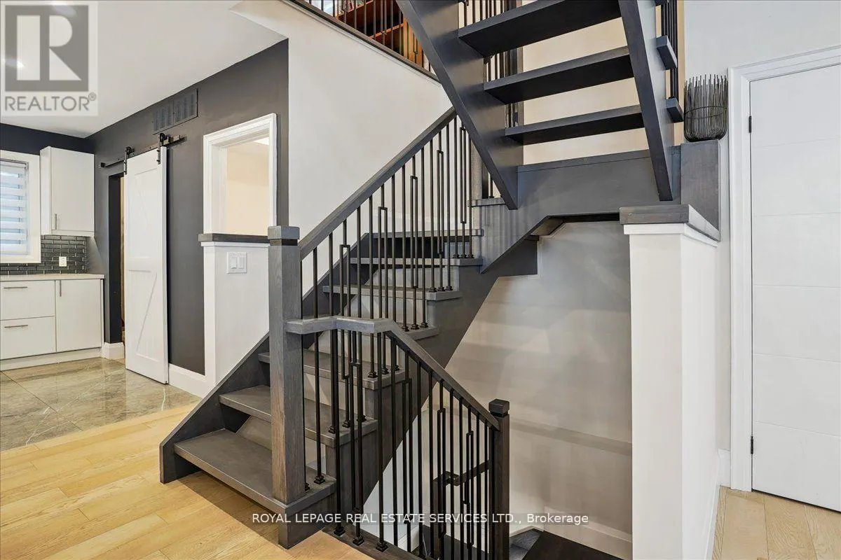 24 PEEL STREET N