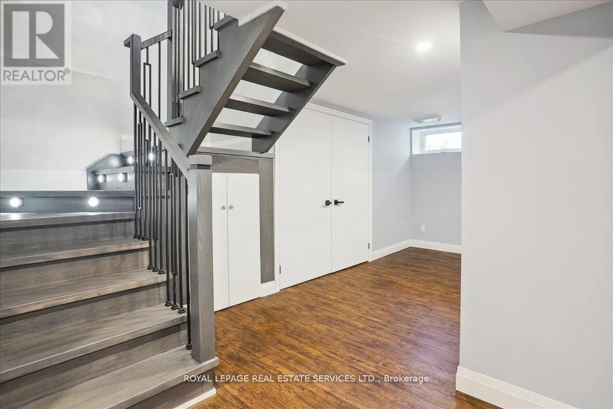 24 PEEL STREET N