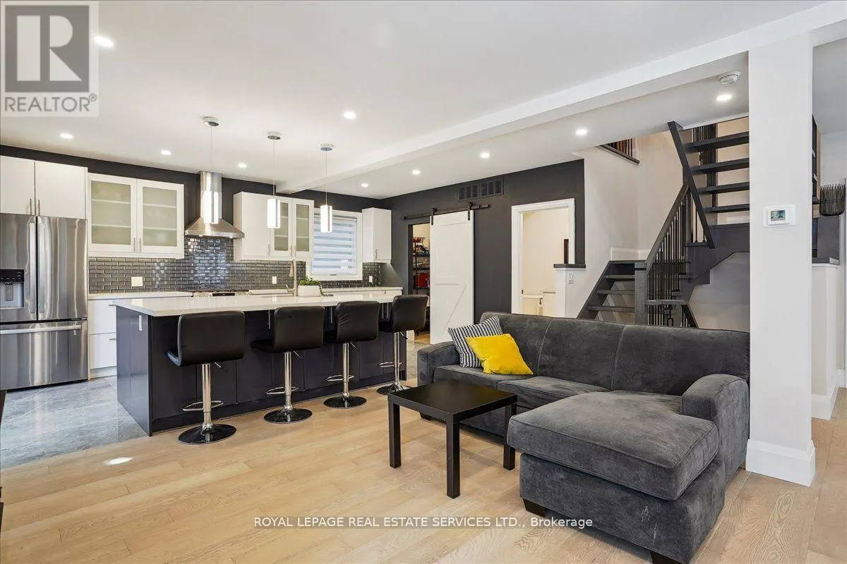 24 PEEL STREET N