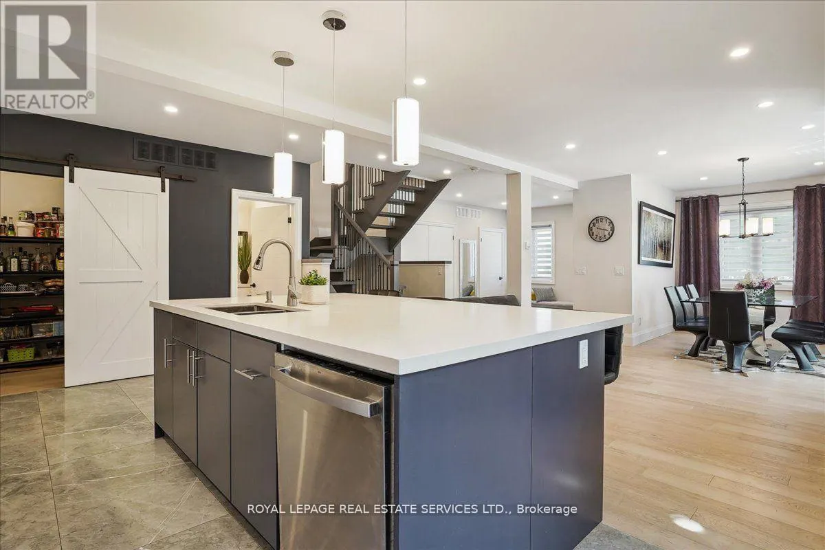 24 PEEL STREET N