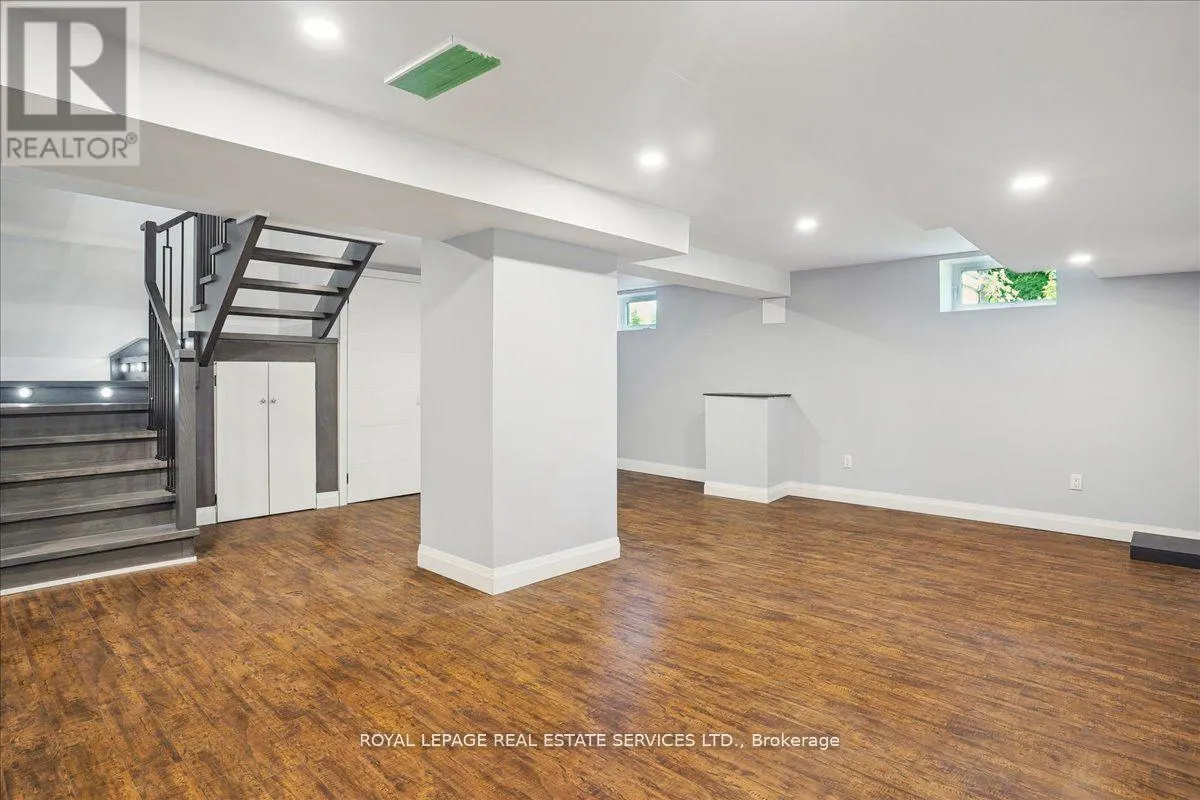 24 PEEL STREET N