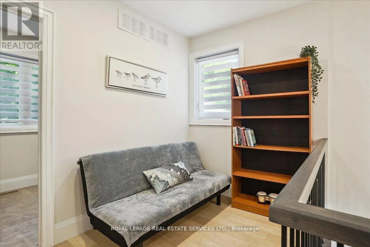 24 PEEL STREET N