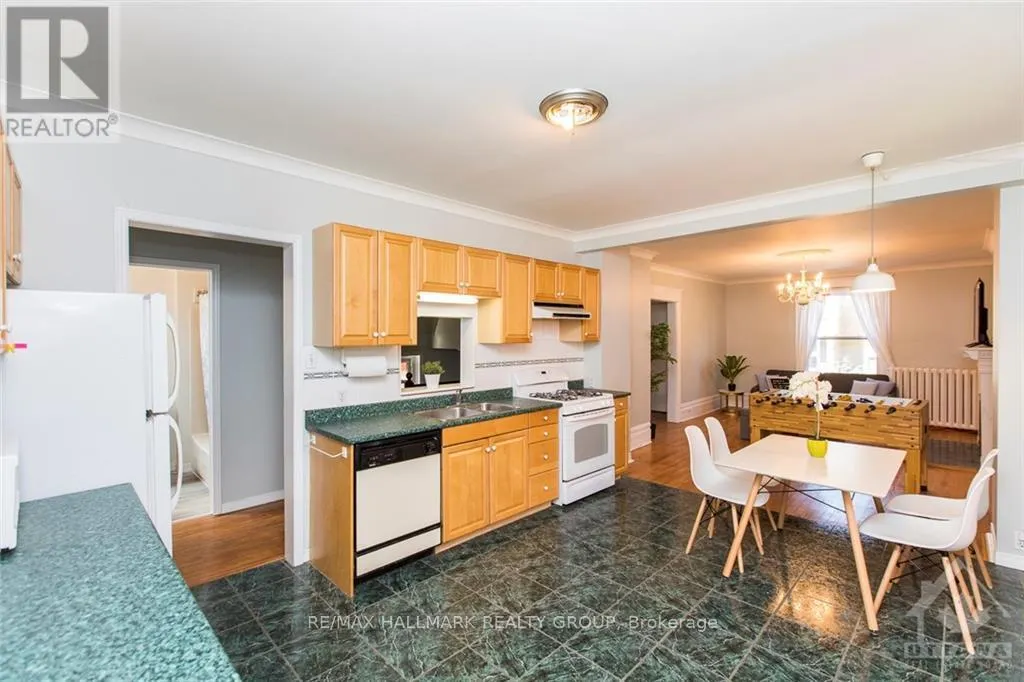 1 - 132 FLORA STREET W