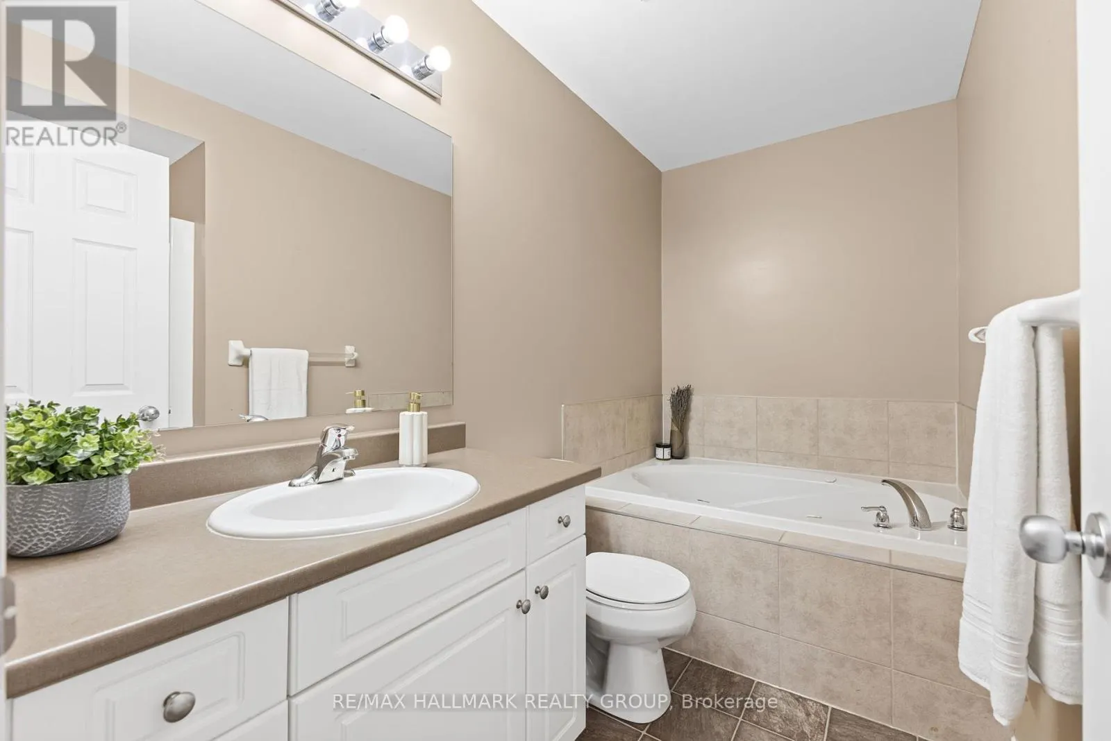404 WISTERIA CRESCENT
