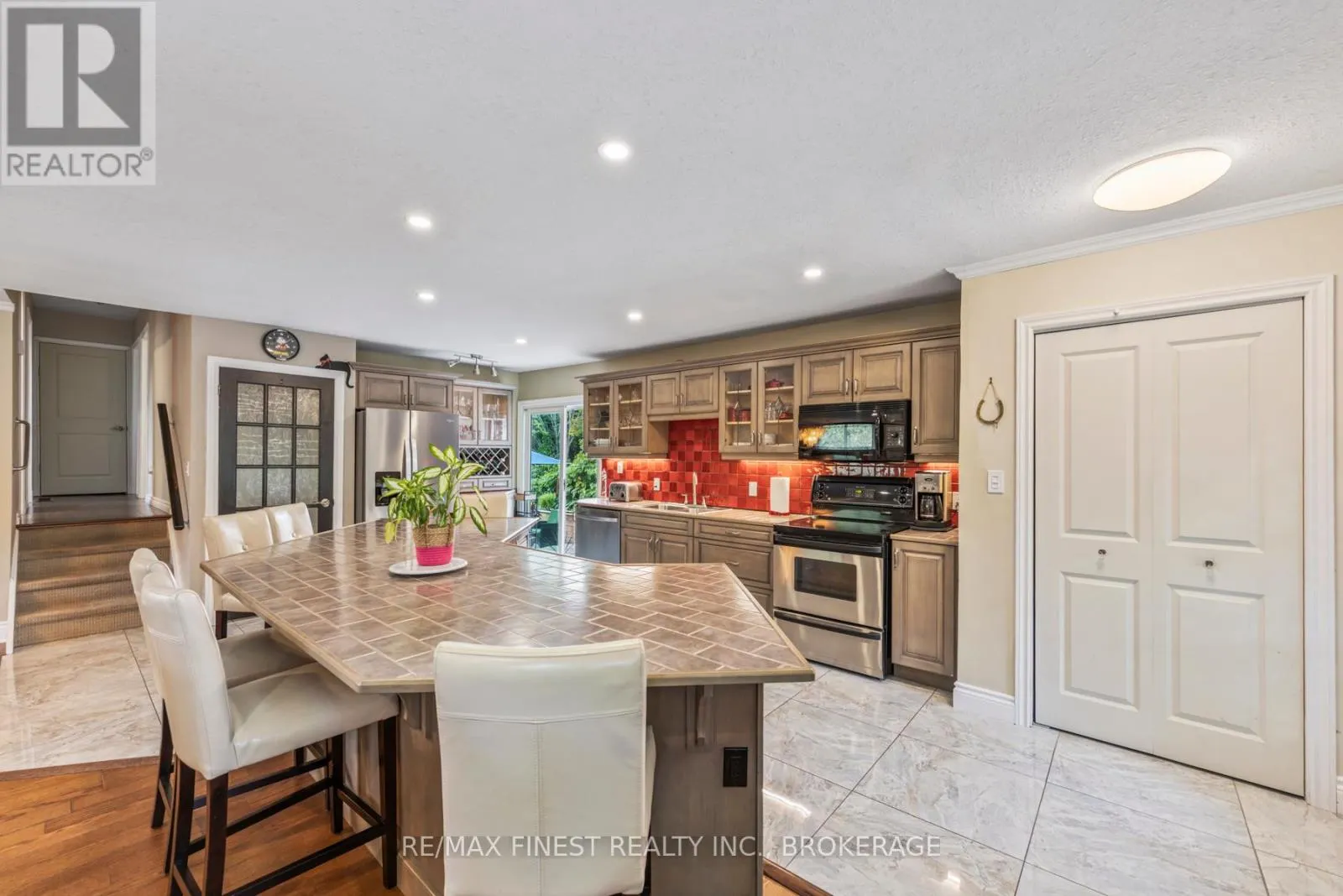 895 BRODIE AVENUE