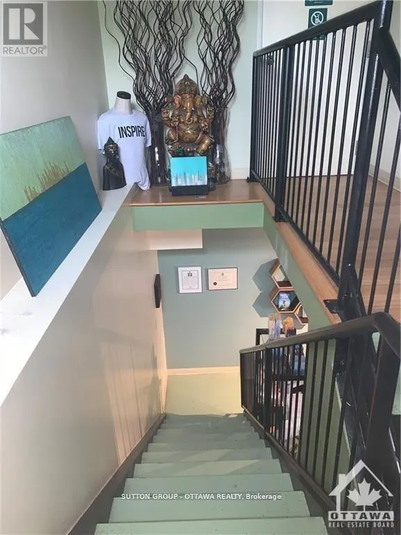 52 ARMSTRONG STREET W