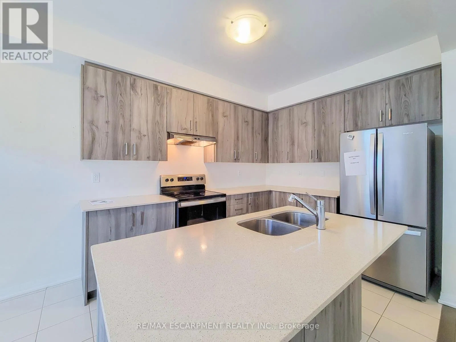 4 - 10 FREEDOM CRESCENT