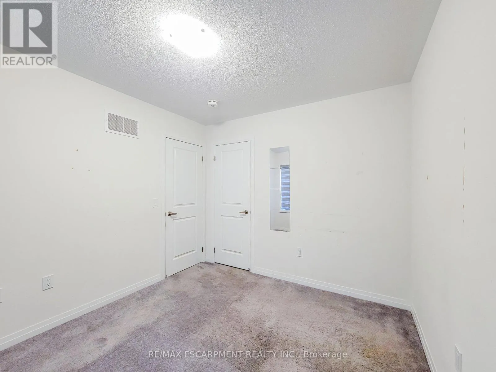 4 - 10 FREEDOM CRESCENT