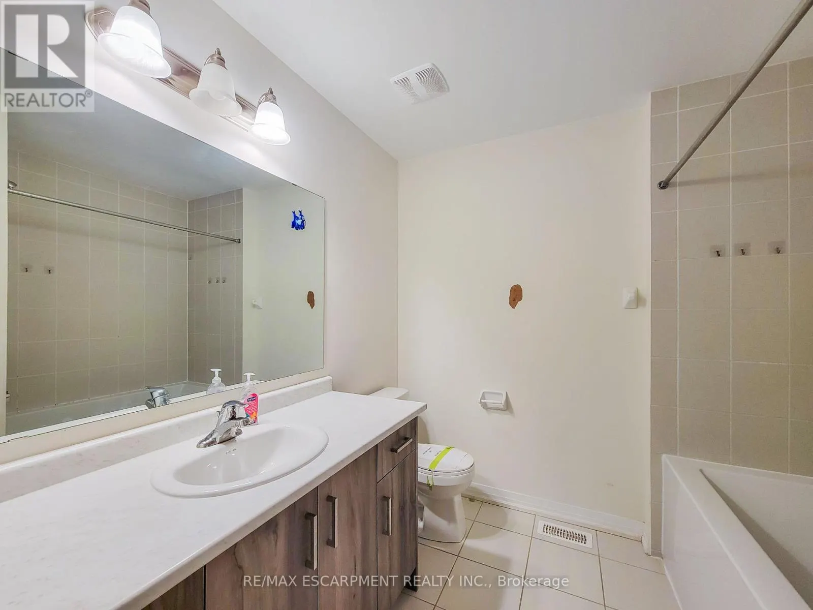 4 - 10 FREEDOM CRESCENT