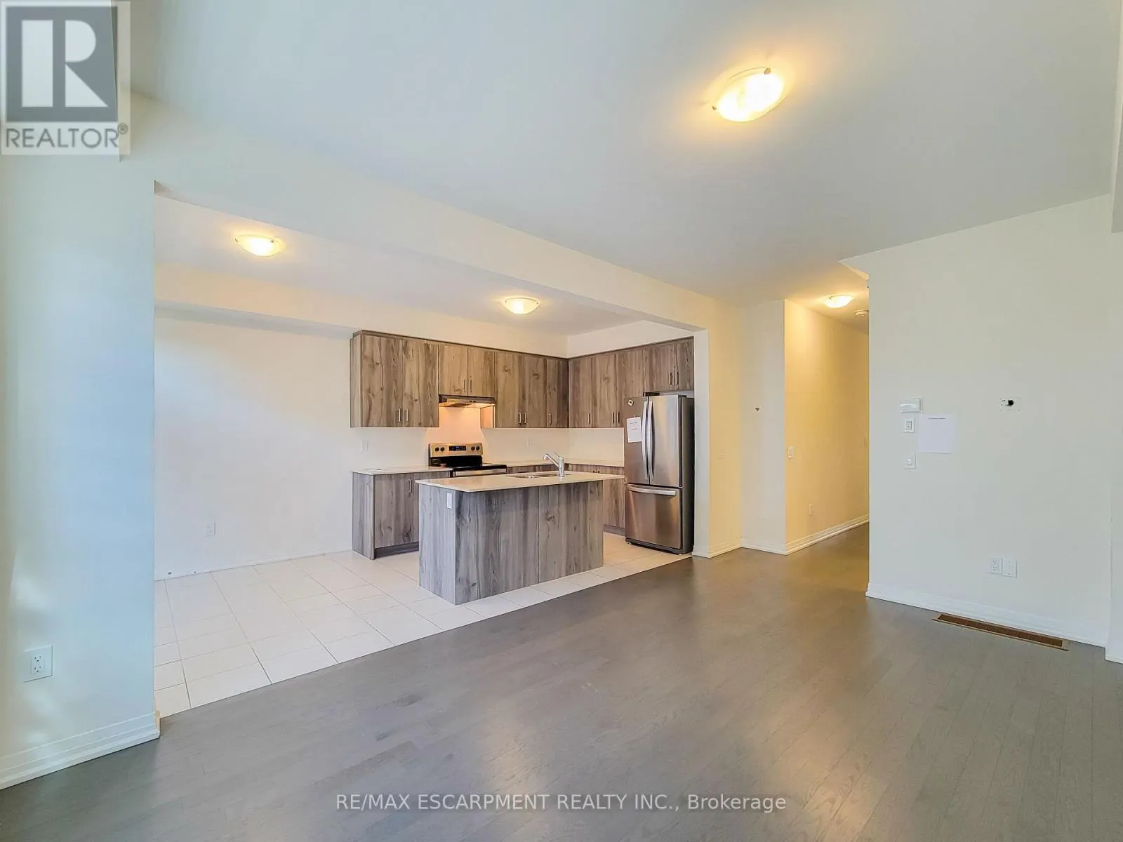 4 - 10 FREEDOM CRESCENT