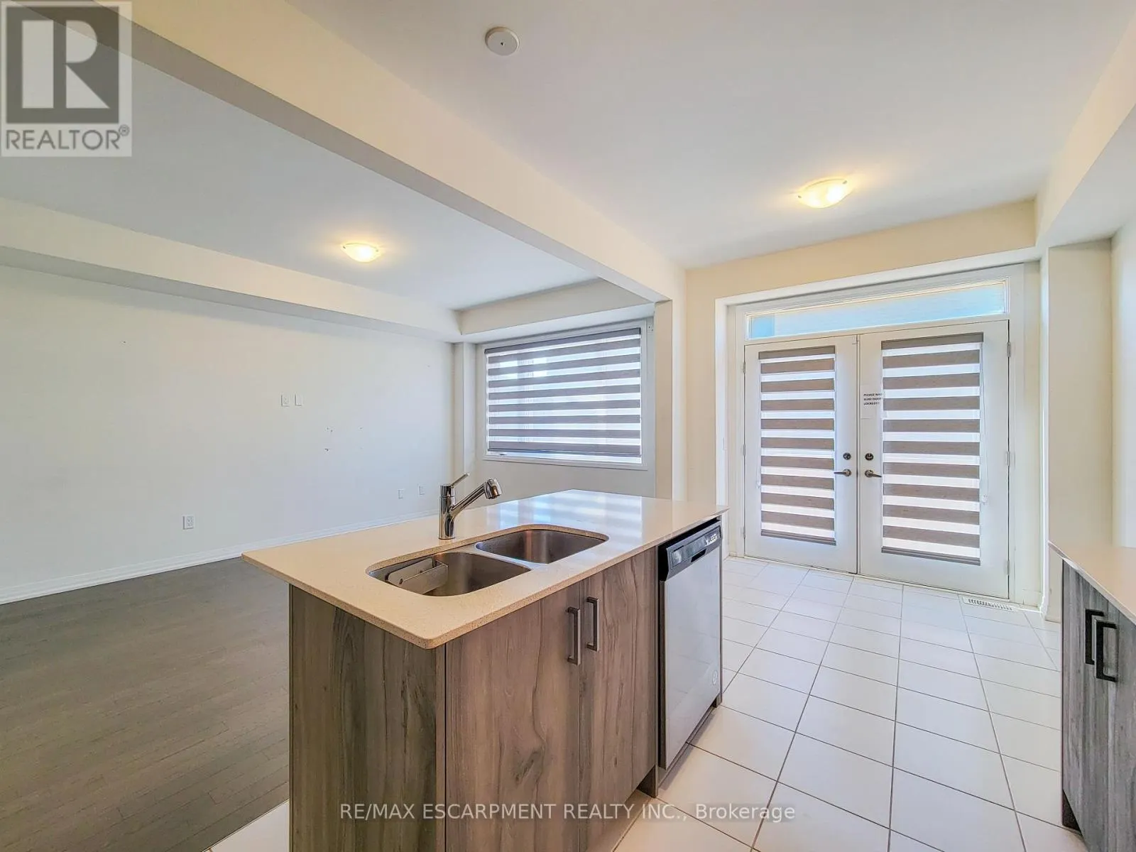 4 - 10 FREEDOM CRESCENT