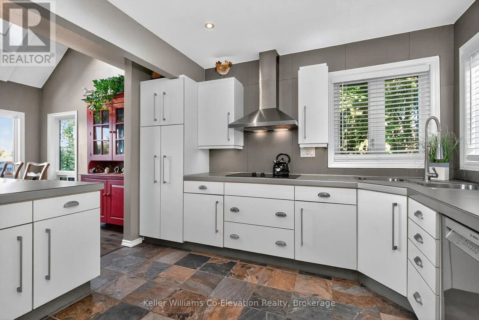 407047 GREY 4 ROAD