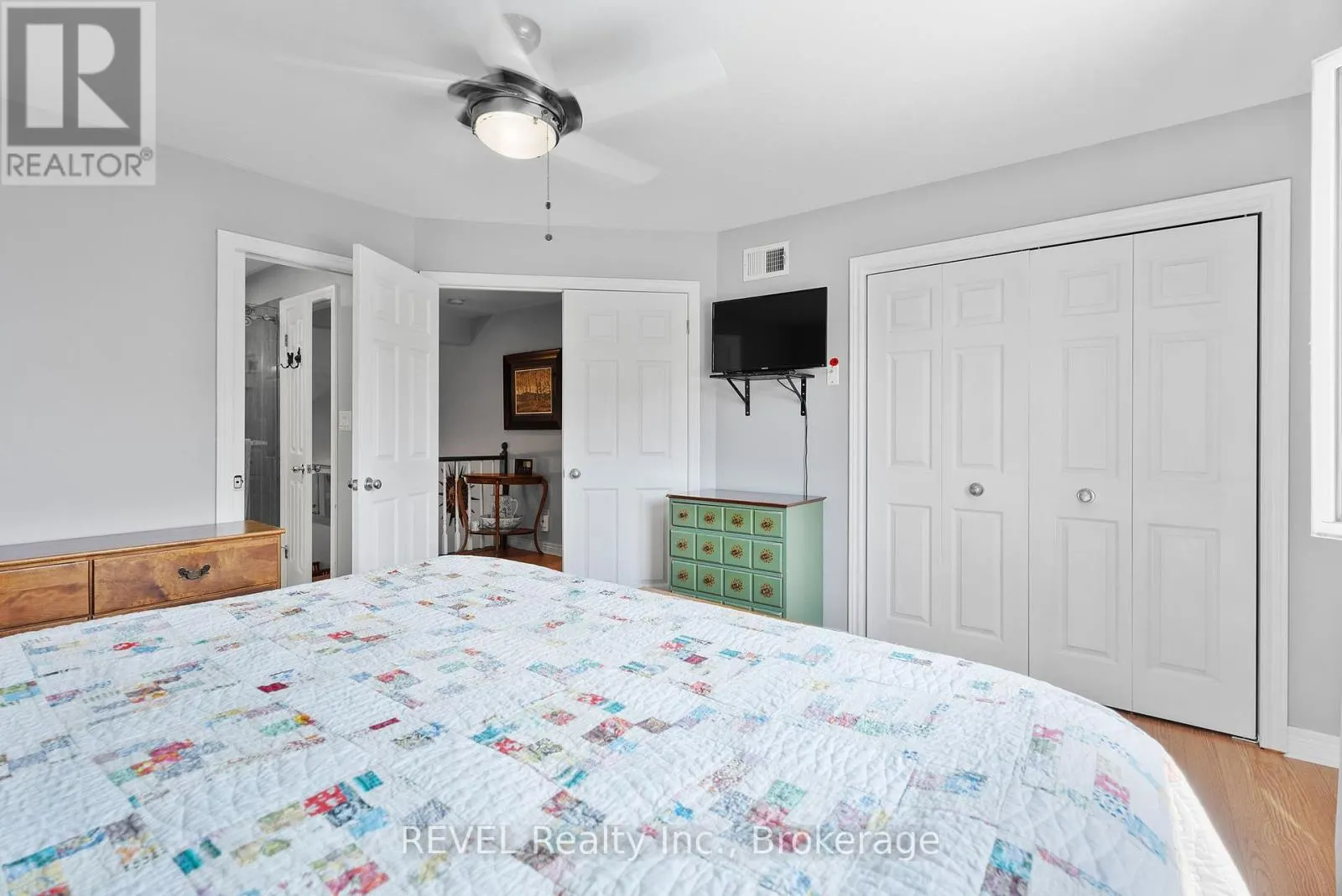 8116 WOODSVIEW CRESCENT