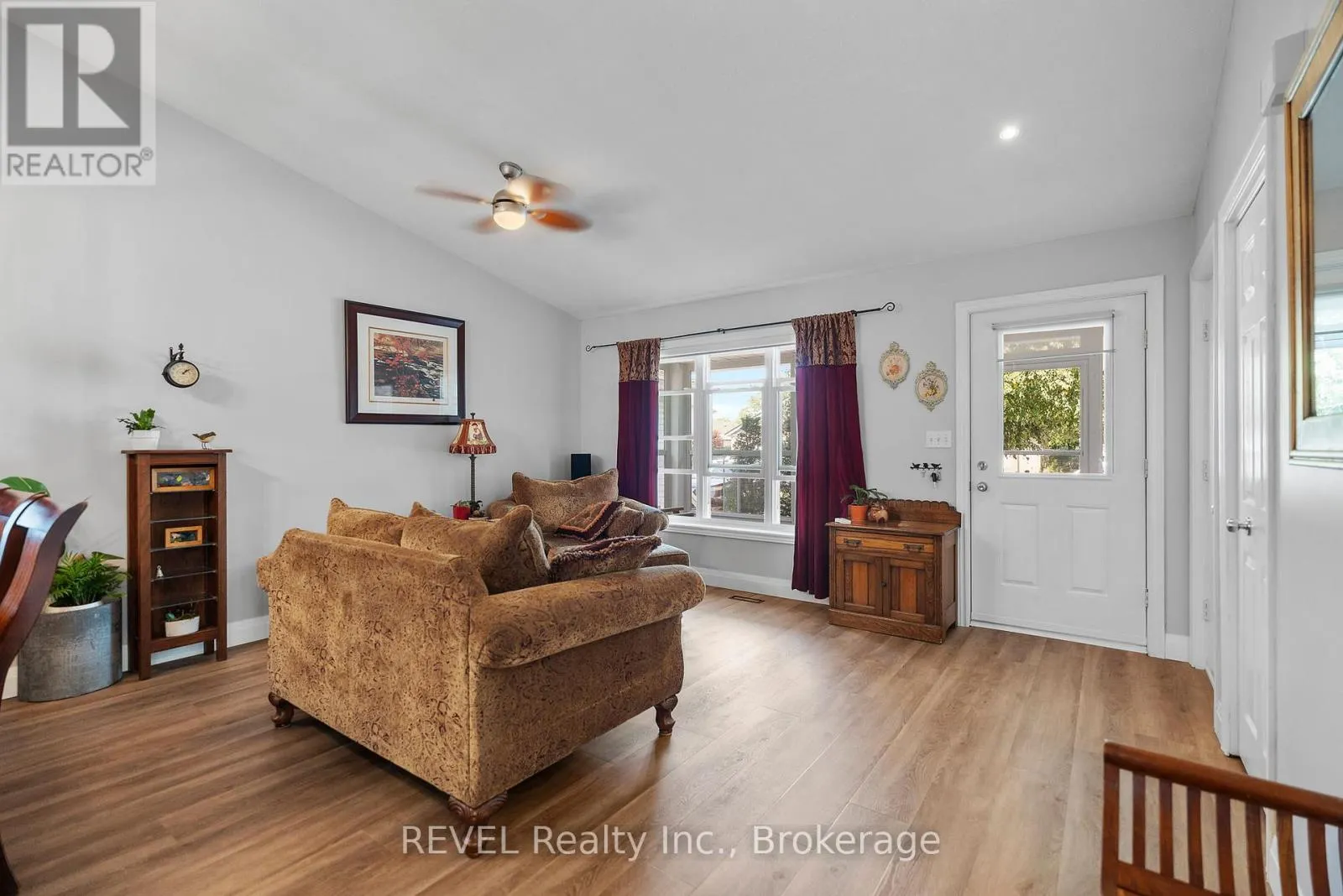 8116 WOODSVIEW CRESCENT