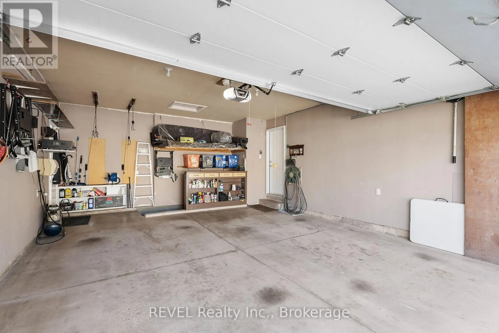 8116 WOODSVIEW CRESCENT
