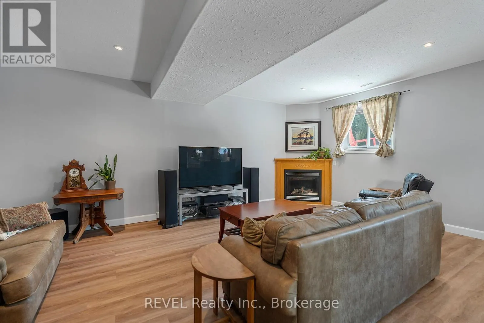 8116 WOODSVIEW CRESCENT