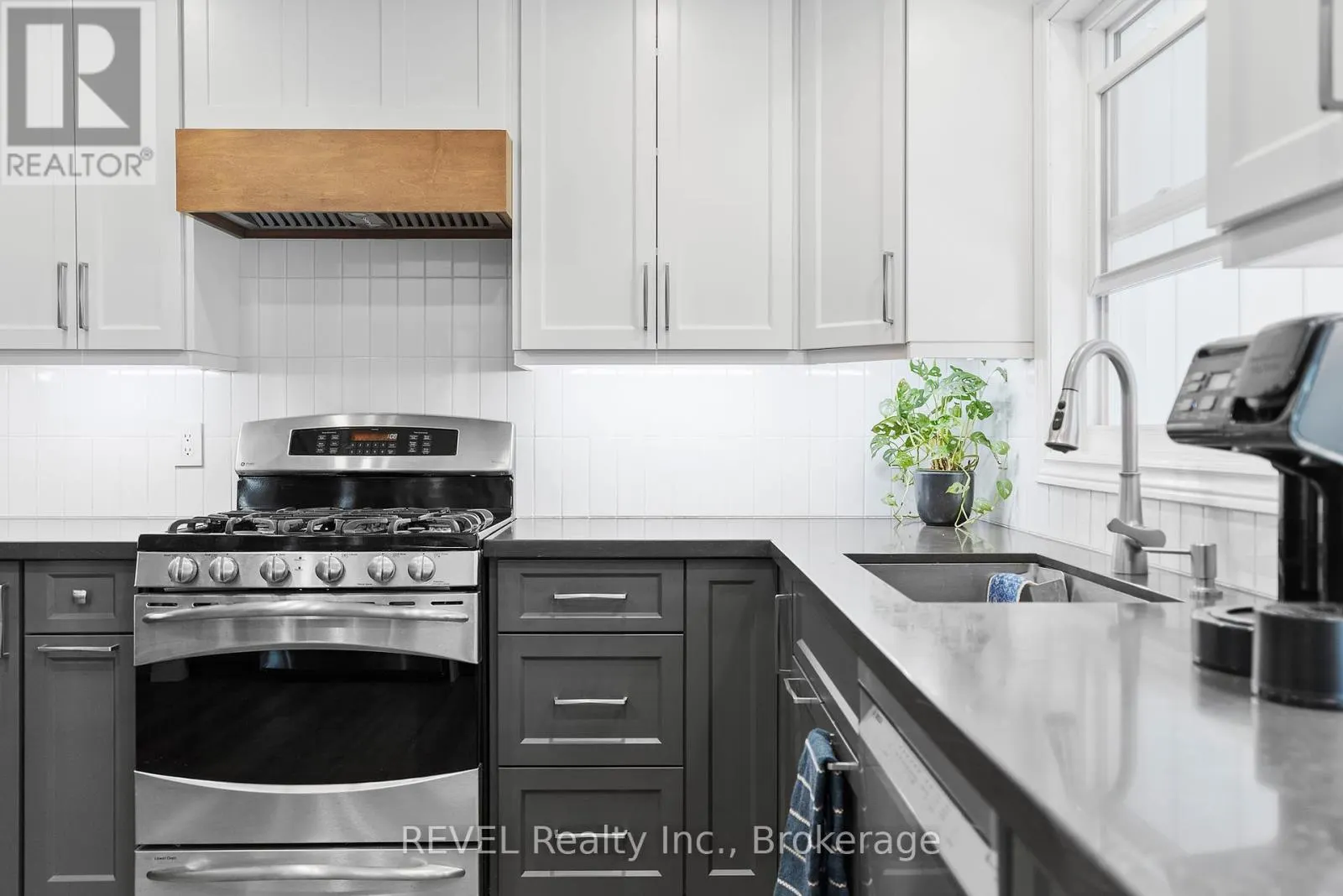 8116 WOODSVIEW CRESCENT