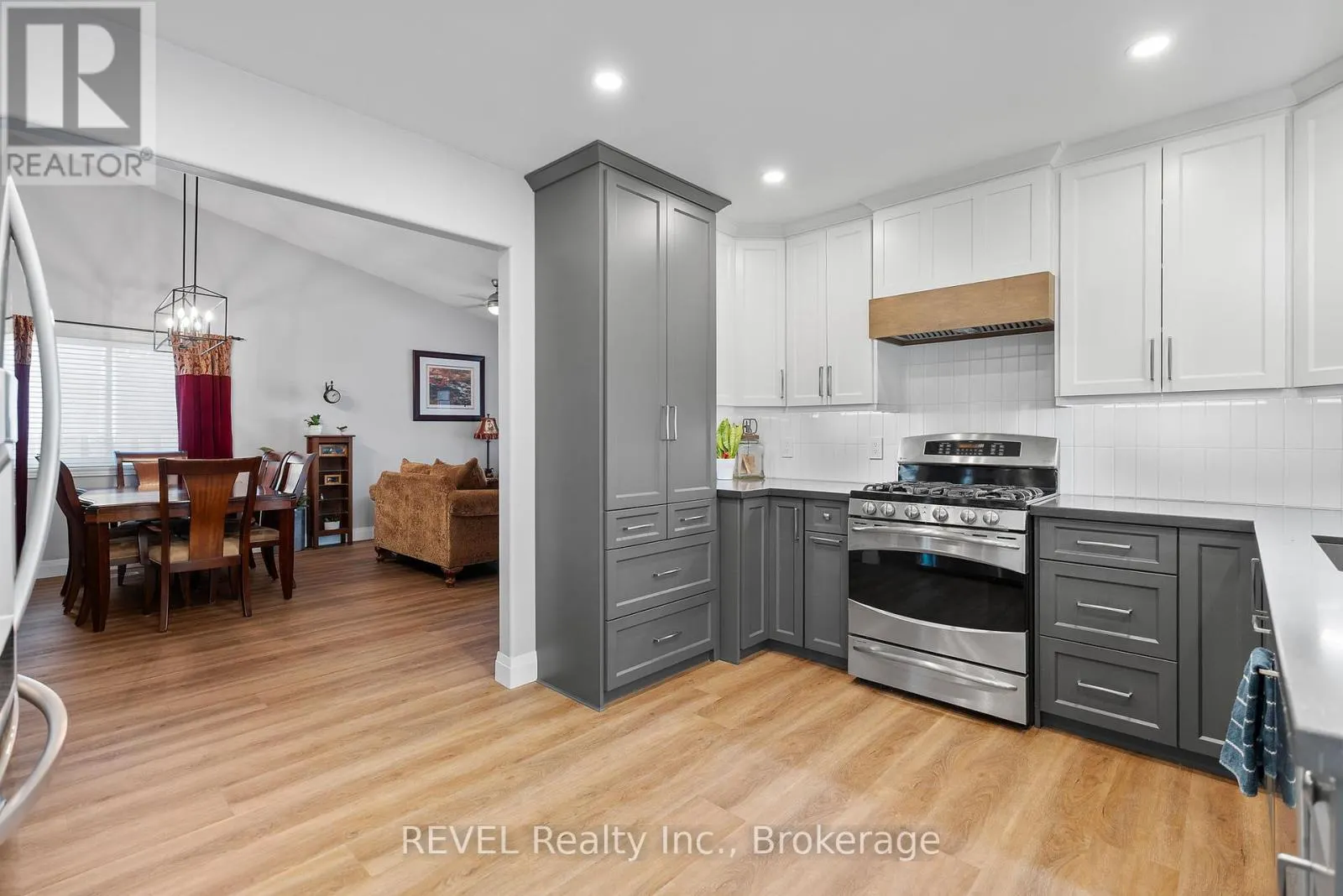 8116 WOODSVIEW CRESCENT