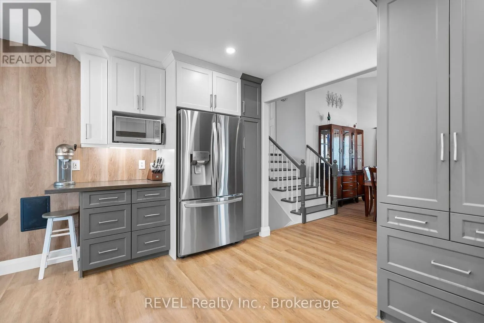 8116 WOODSVIEW CRESCENT