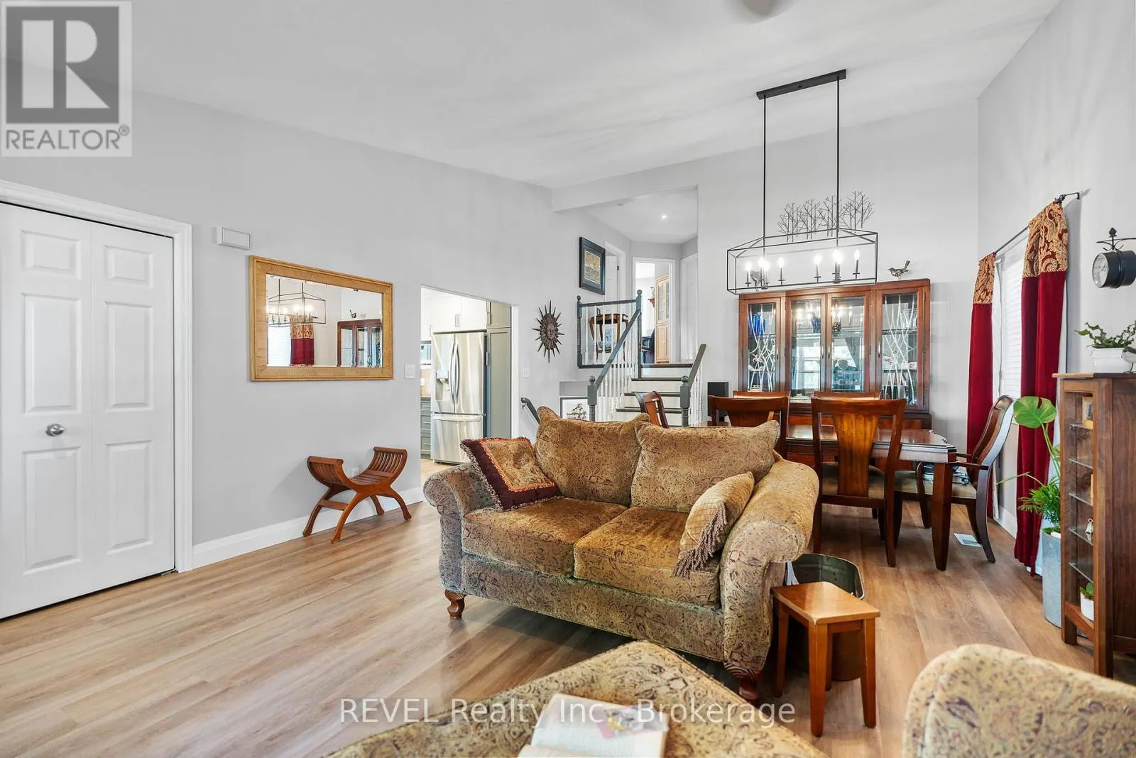 8116 WOODSVIEW CRESCENT