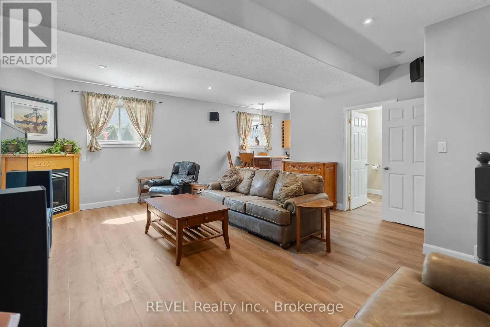 8116 WOODSVIEW CRESCENT