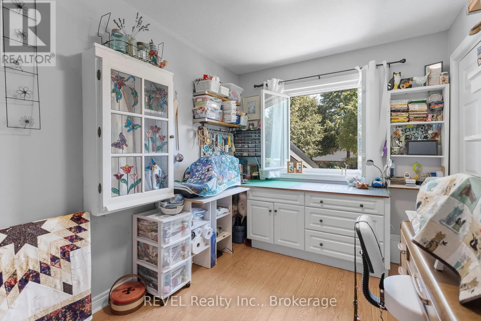 8116 WOODSVIEW CRESCENT