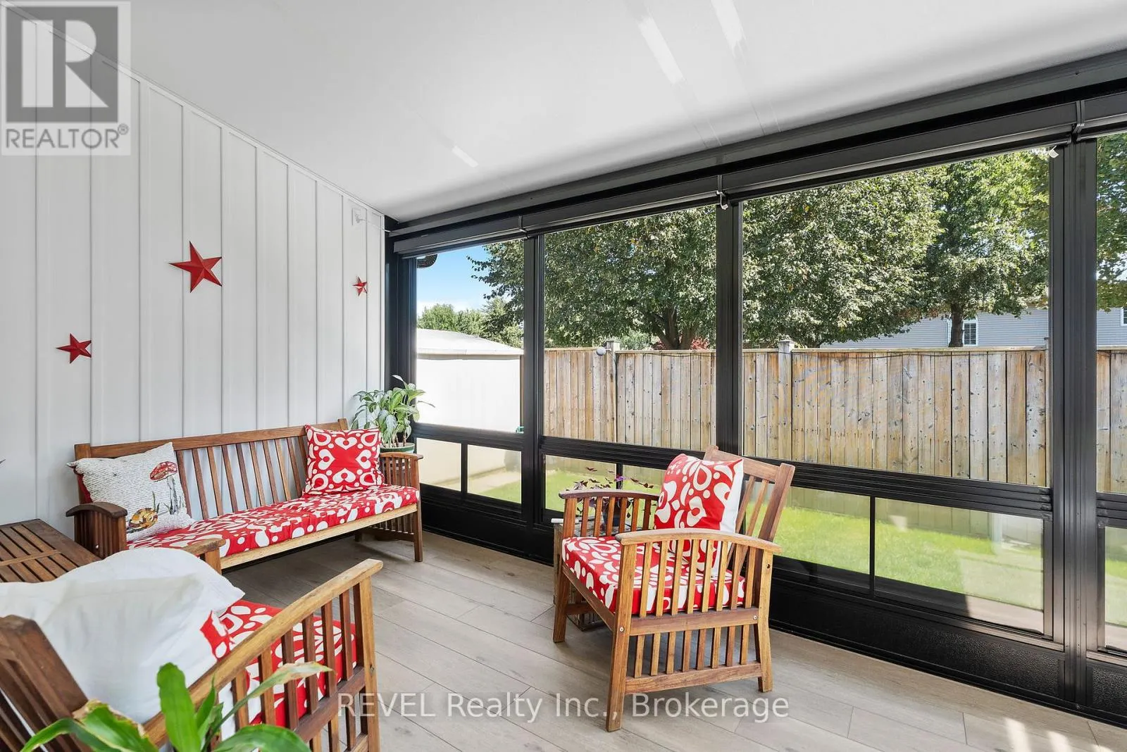 8116 WOODSVIEW CRESCENT