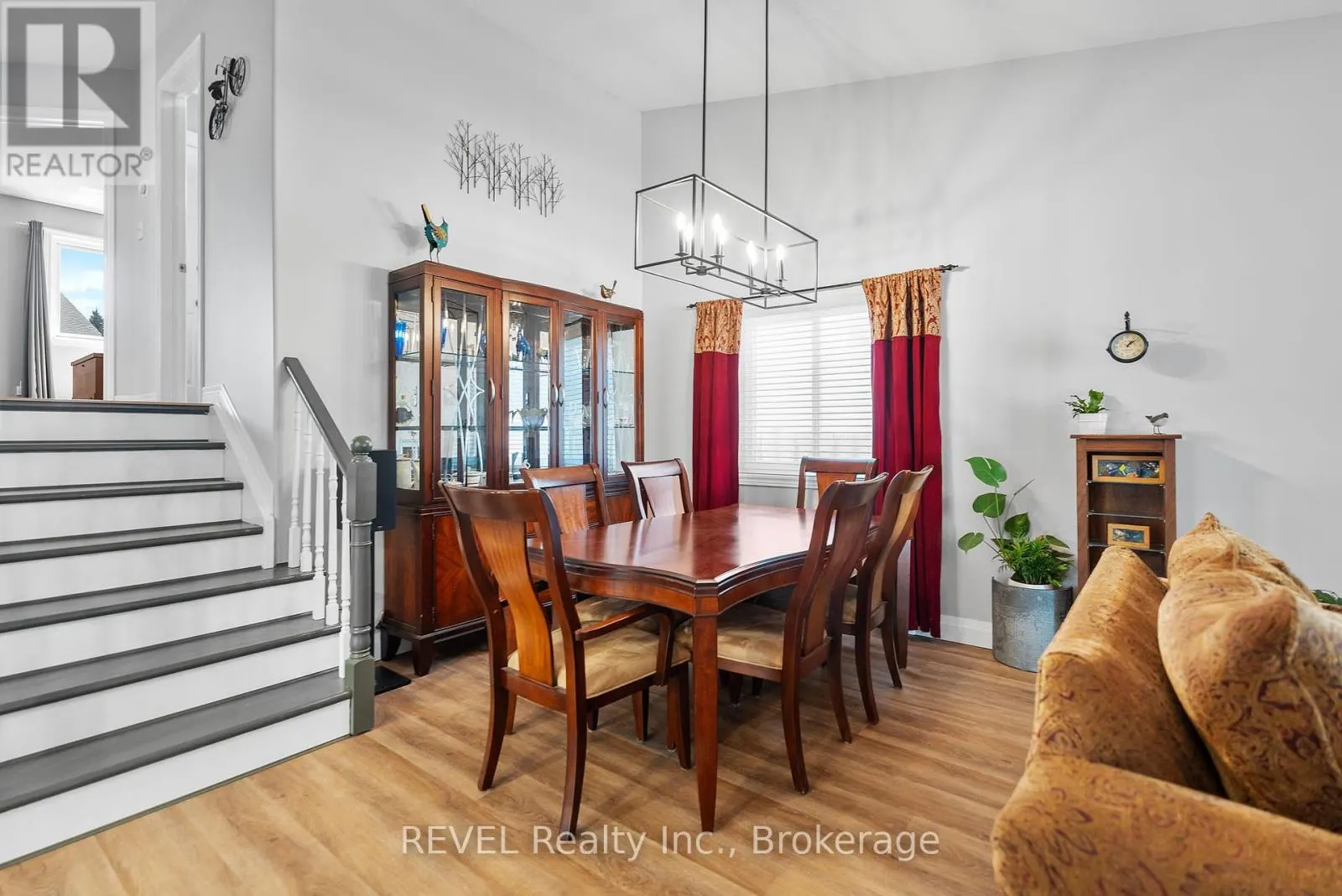 8116 WOODSVIEW CRESCENT
