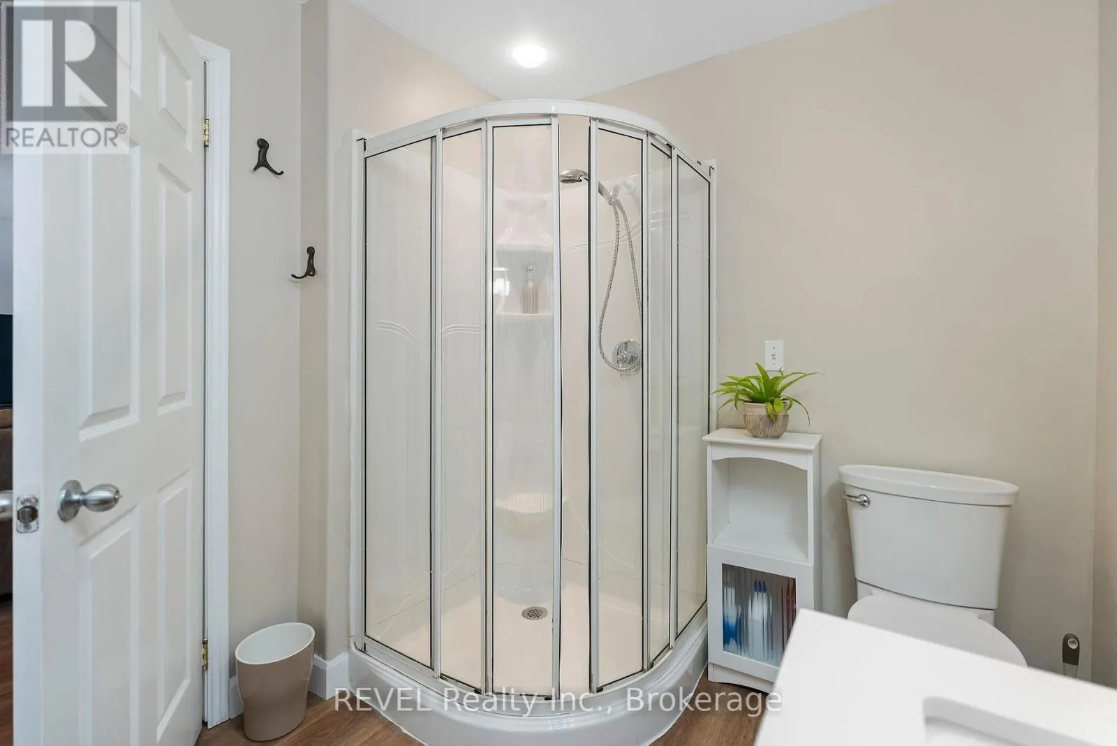 8116 WOODSVIEW CRESCENT