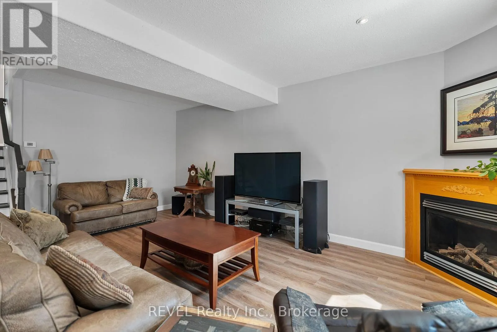 8116 WOODSVIEW CRESCENT