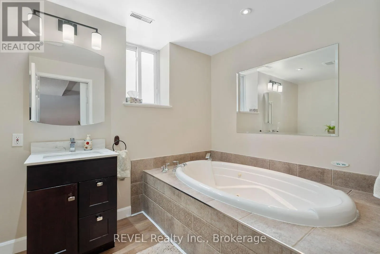 8116 WOODSVIEW CRESCENT