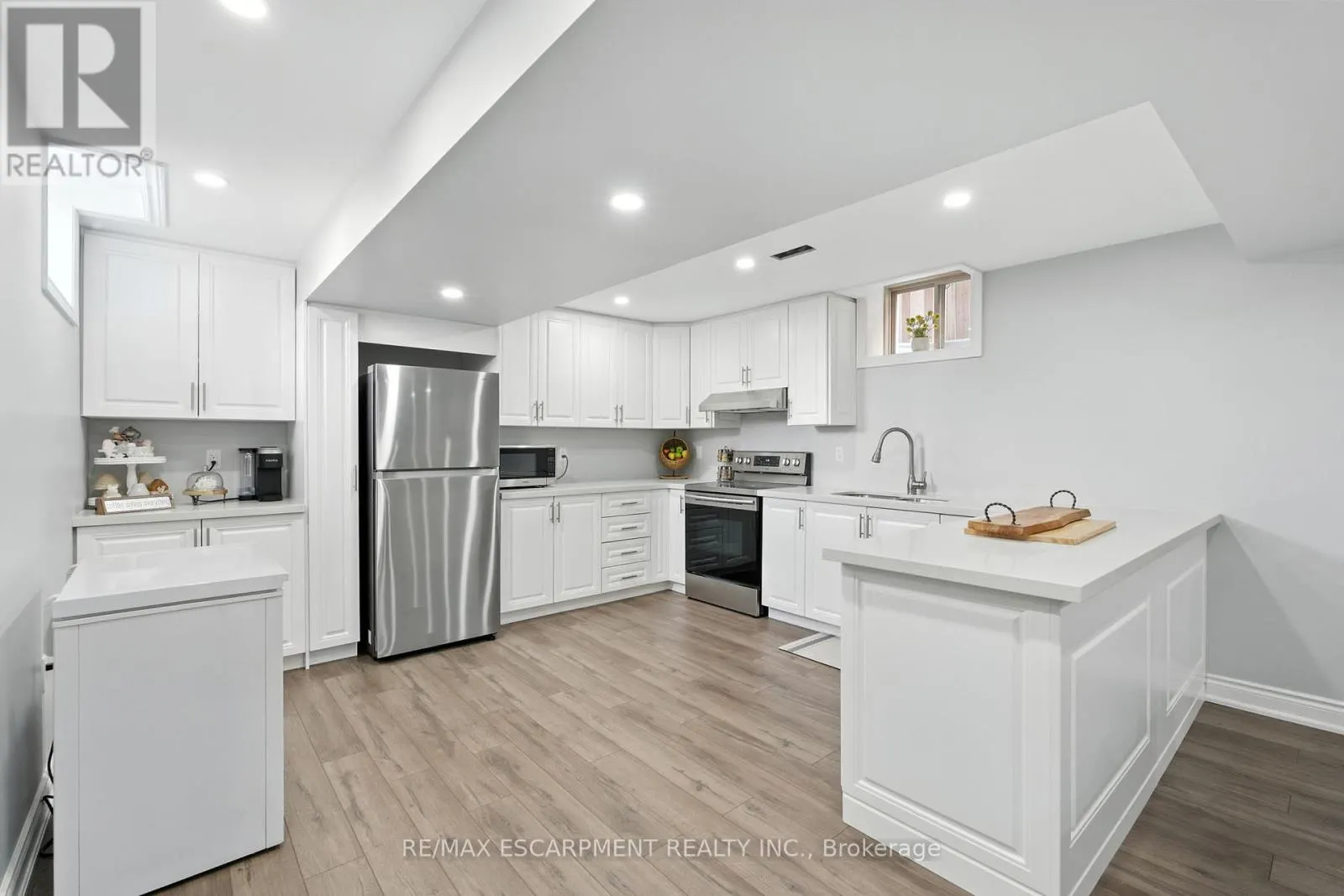 1533 UPPER SHERMAN AVENUE
