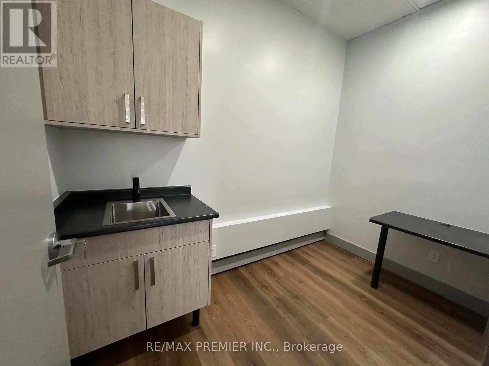 L01 - 70 KING STREET E