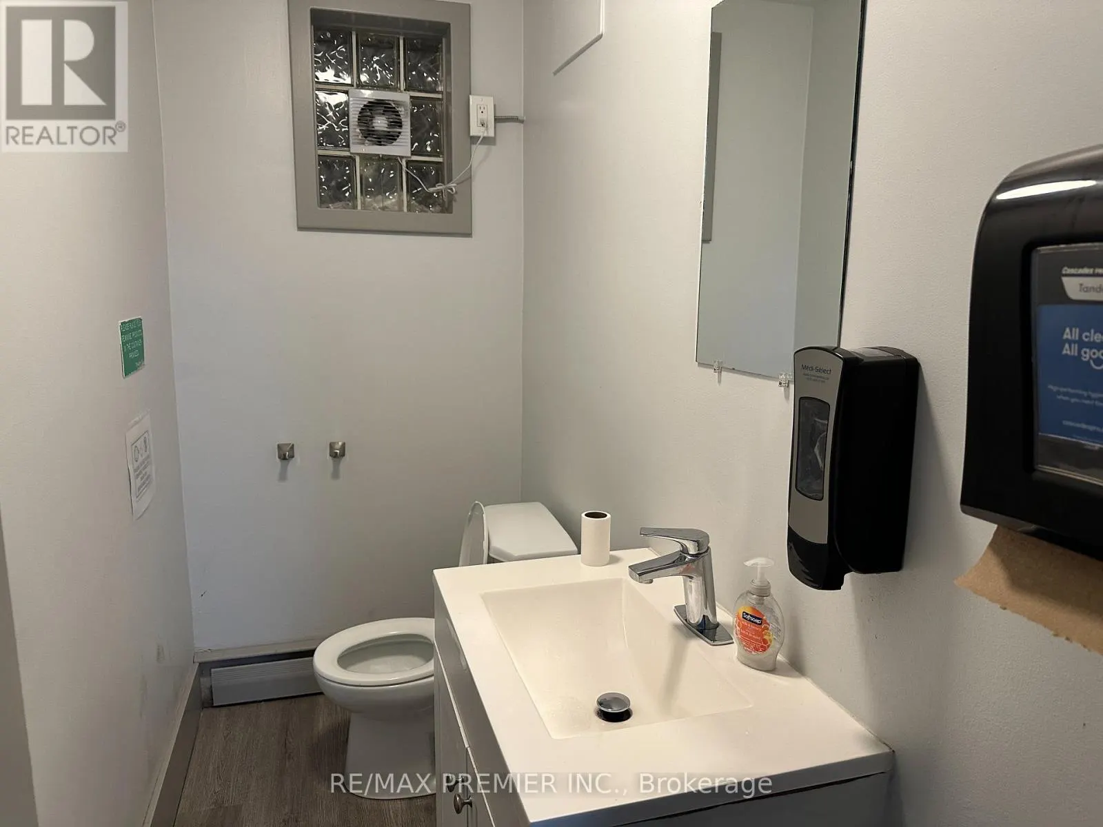 L01 - 70 KING STREET E