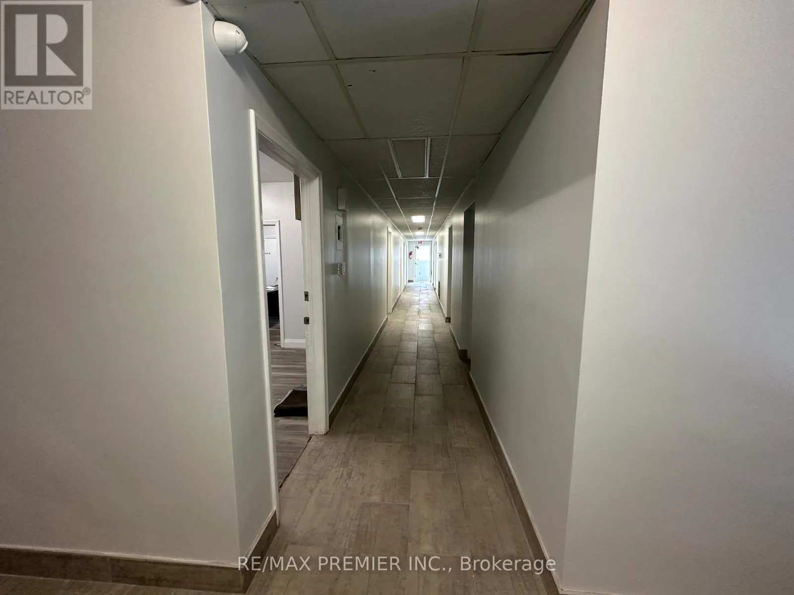 L01 - 70 KING STREET E