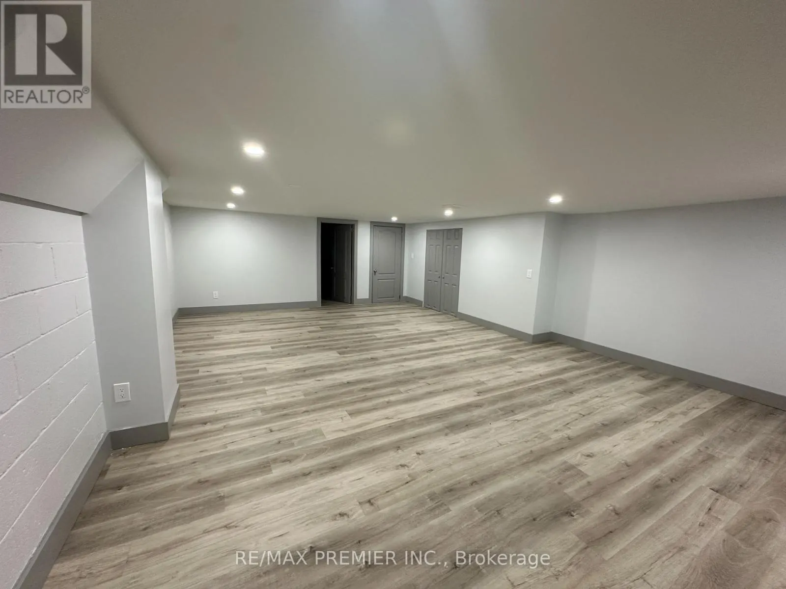 L01 - 70 KING STREET E