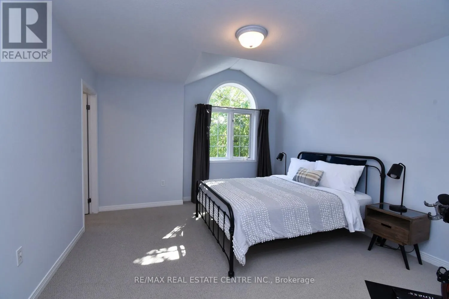 35 ERINGATE DRIVE