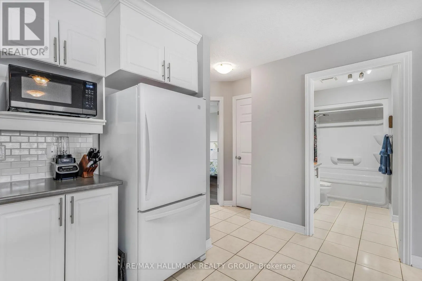 202 - 750 ST-JACQUES STREET