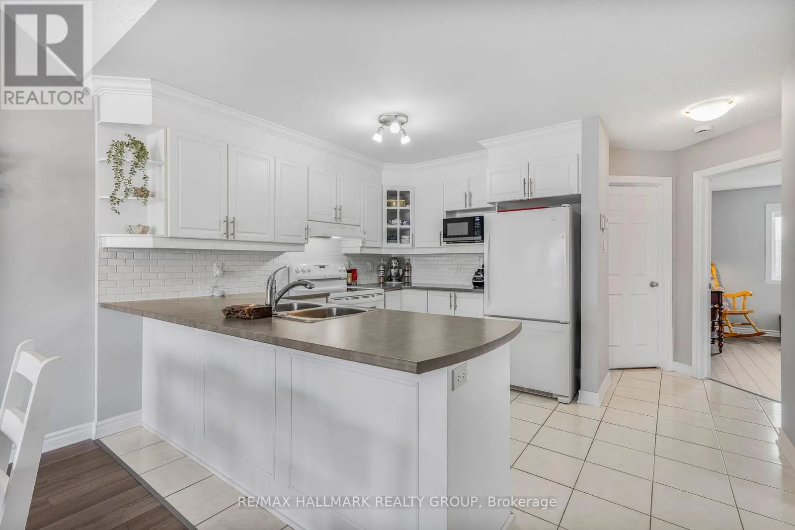 202 - 750 ST-JACQUES STREET