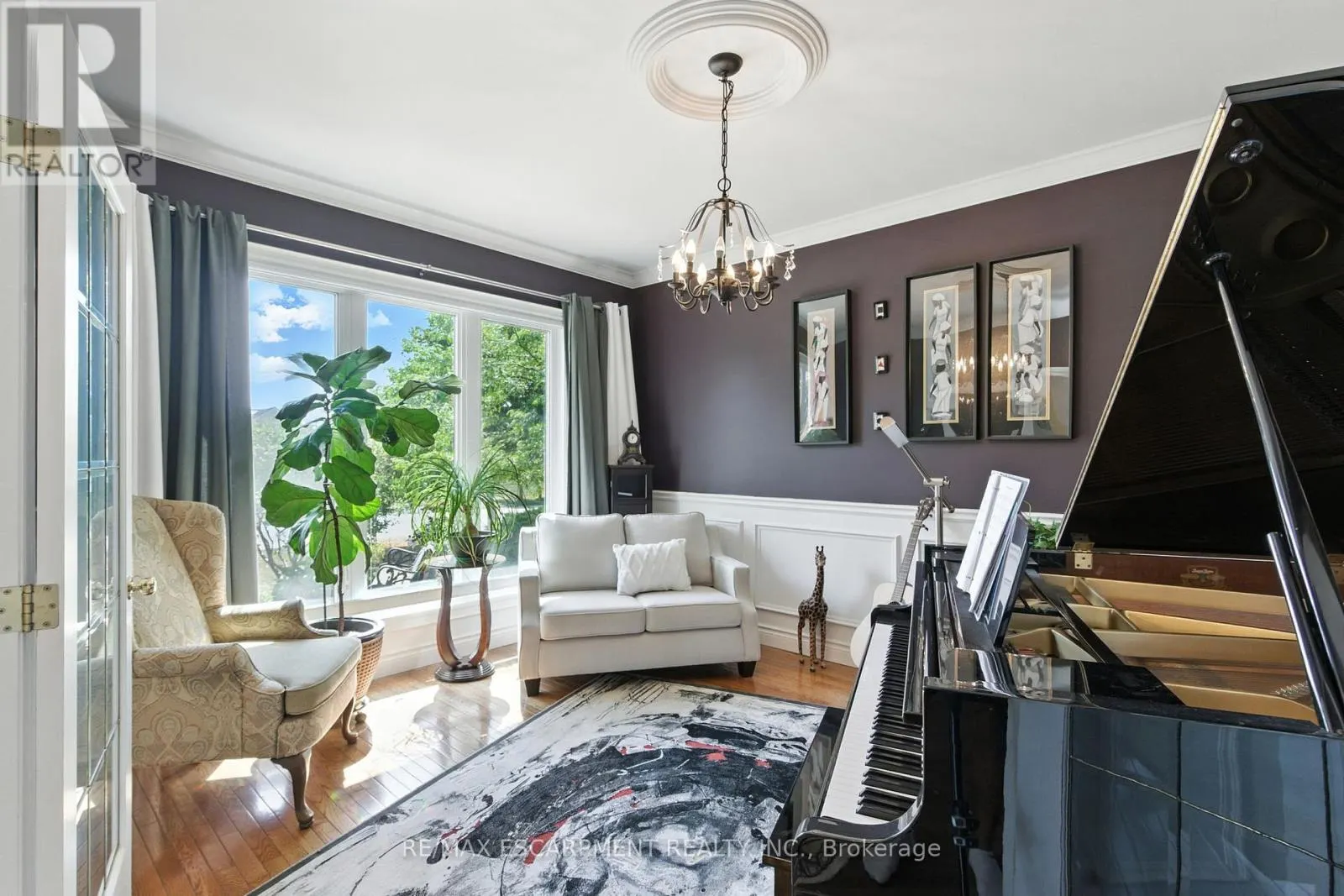 10 FEATHERSTONE AVENUE