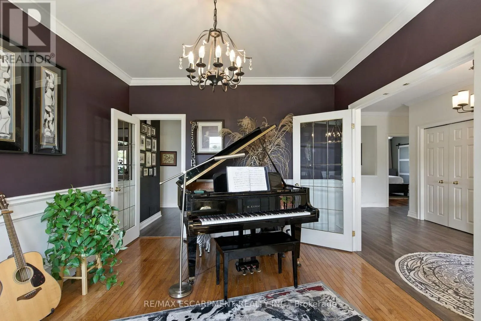 10 FEATHERSTONE AVENUE