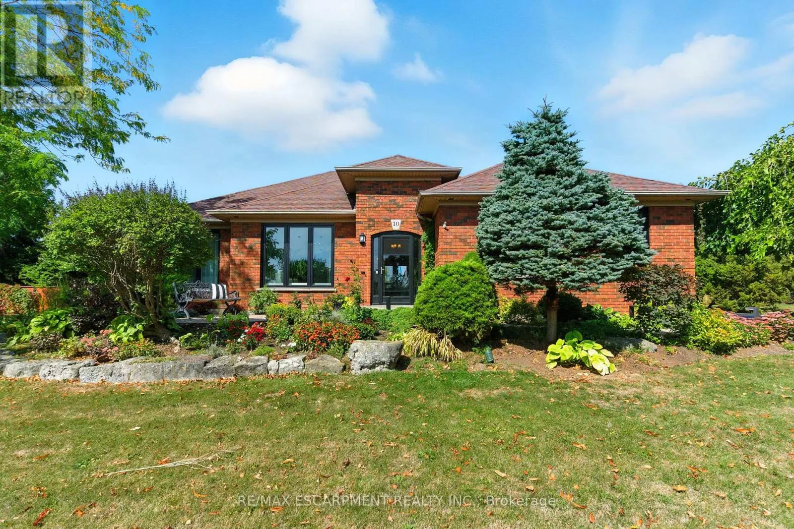 10 FEATHERSTONE AVENUE