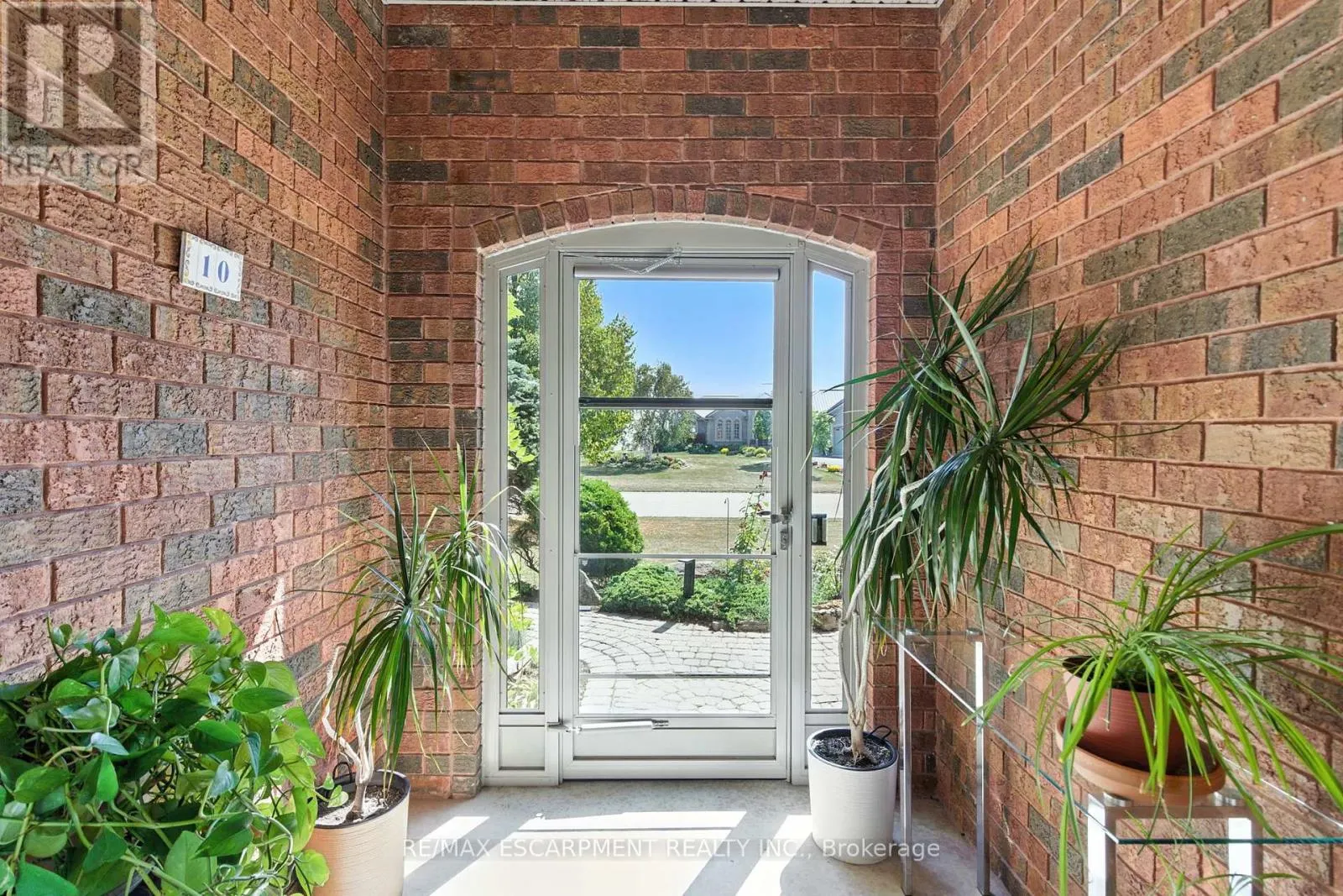 10 FEATHERSTONE AVENUE