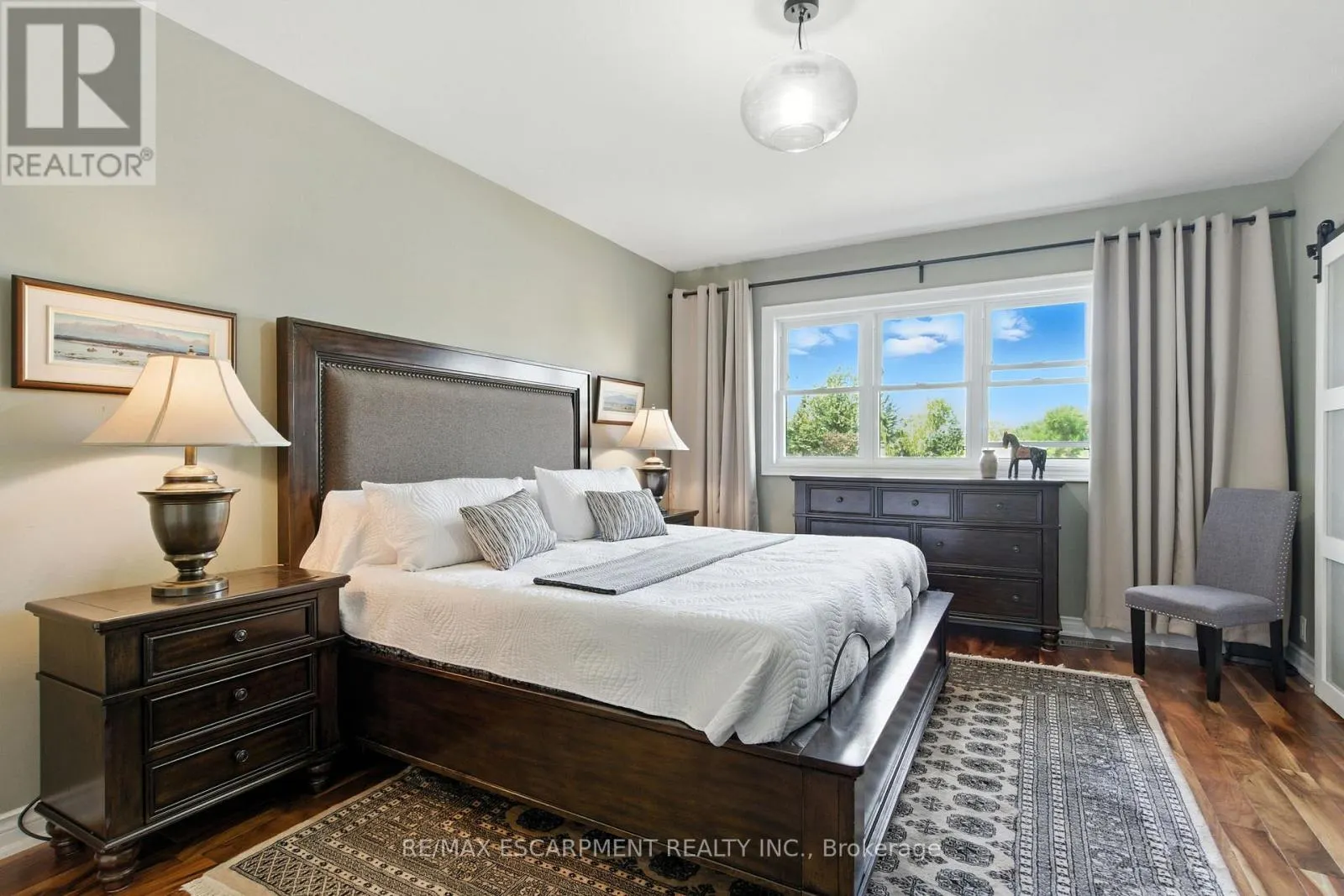 10 FEATHERSTONE AVENUE