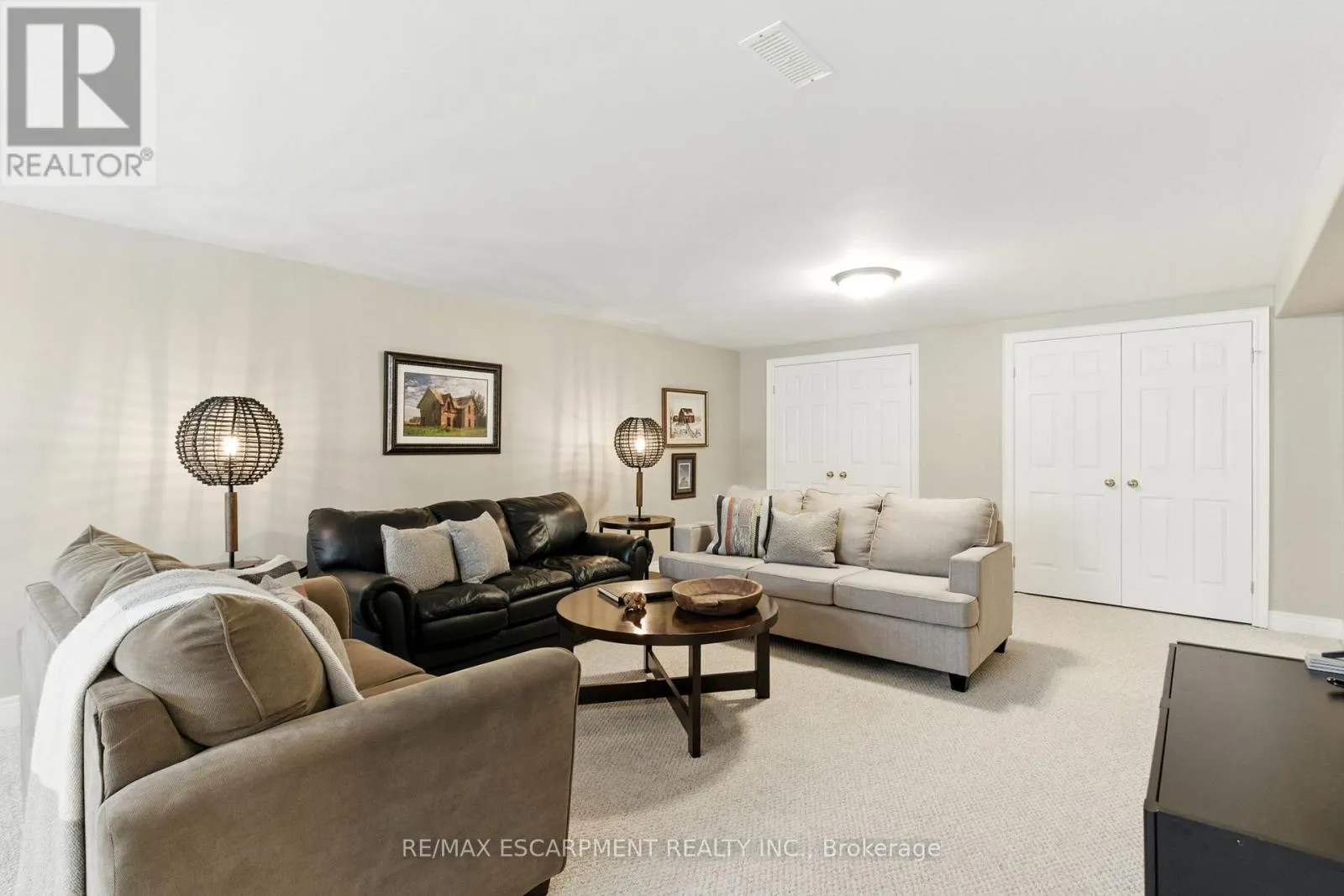 10 FEATHERSTONE AVENUE